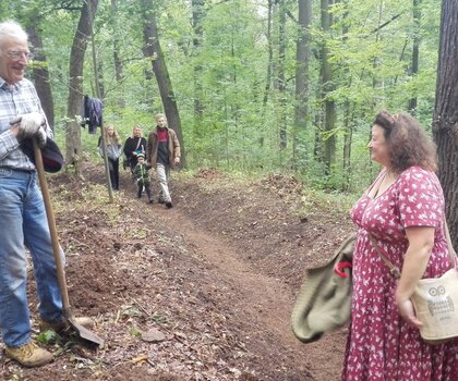 Zdenka Lňěníčková, lektorka edukačních programů a Peter Jamieson, předseda The Friends, Krásný Dvůr | © NPÚ, Kateřina Samojská